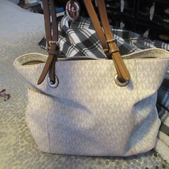 authentic michael kors handbag used but miles left tan many pockets - Picture 1 of 8